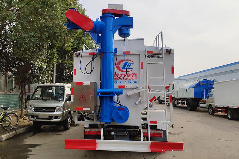 東風(fēng)多利卡散裝飼料運(yùn)輸車(chē)