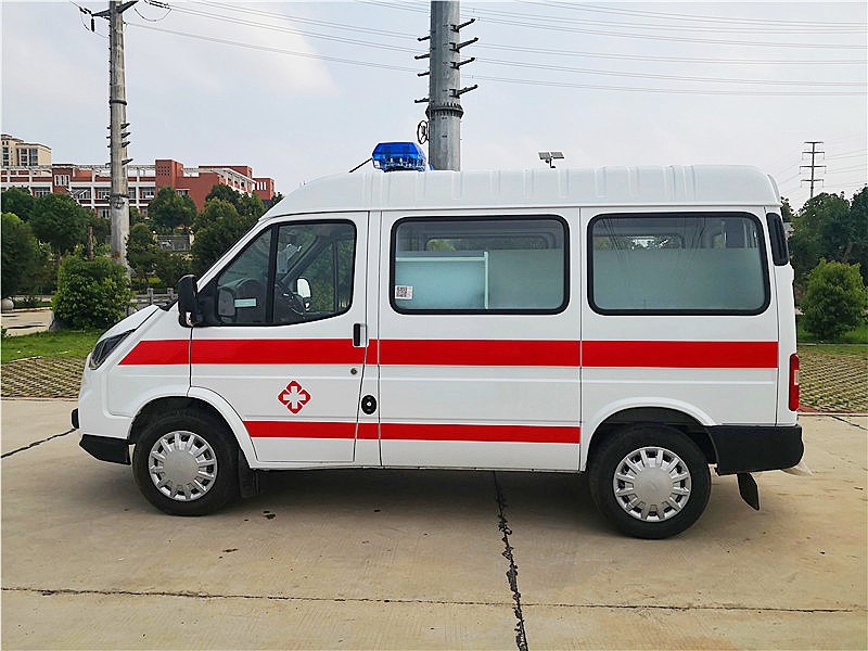 江鈴特順短軸中頂柴油版救護(hù)車(chē)